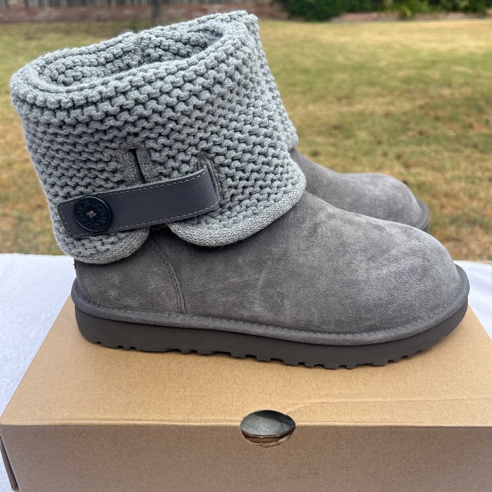 UGG Shaina- Suede with Knit Cuff Boots Women’s Size 9 (1012534)